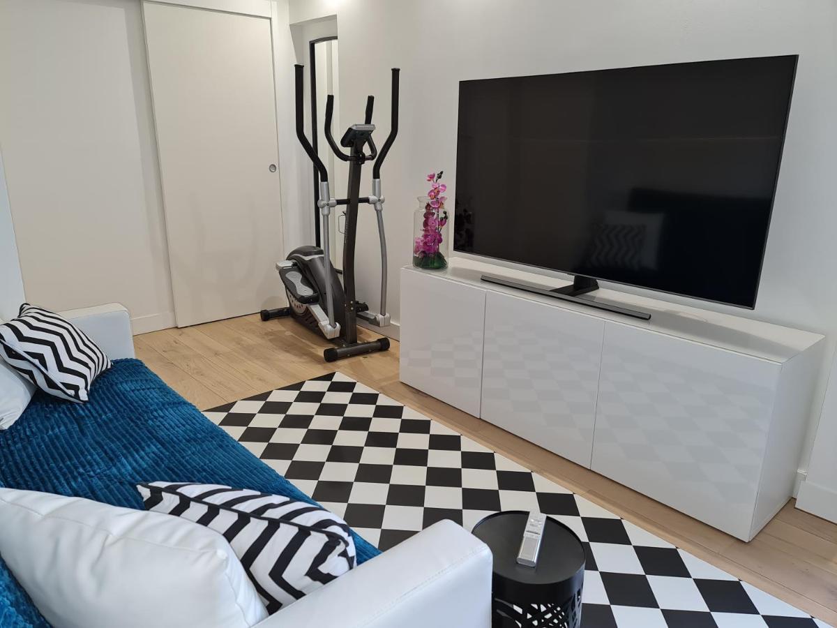 Privatunterkunft Chambre, Salle De Bain Et Salon Prive - Paris La Defense Puteaux